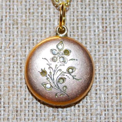 Vintage Flower Engraved Locket ¾" Diam. on a Gold Tone Necklace Chain 18" L