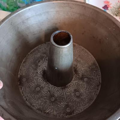 Vintage Bunt Pan