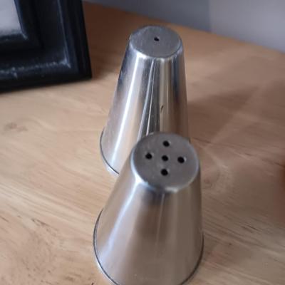 Metal salt and pepper shakers