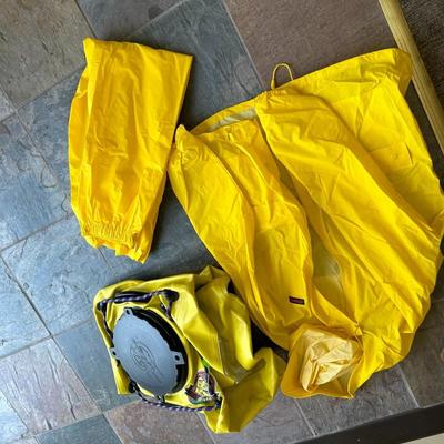 Stearns dry wear M rain jacket and pants and dry bag good for boating