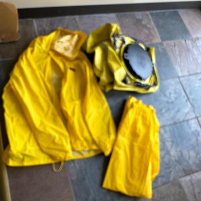 Stearns dry wear M rain jacket and pants and dry bag good for boating