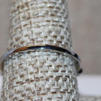 Size 9 Wedding/Engagement Marked .925 Style Ring with 3 Round Clear Stones & Accents on a Silver Tone Band (2.6g)