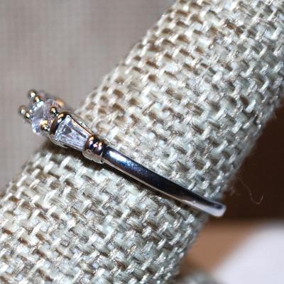 Size 9 Wedding/Engagement Marked .925 Style Ring with 3 Round Clear Stones & Accents on a Silver Tone Band (2.6g)
