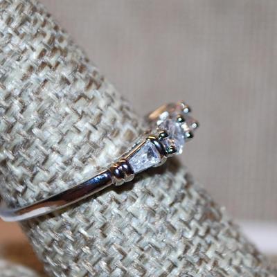 Size 9 Wedding/Engagement Marked .925 Style Ring with 3 Round Clear Stones & Accents on a Silver Tone Band (2.6g)