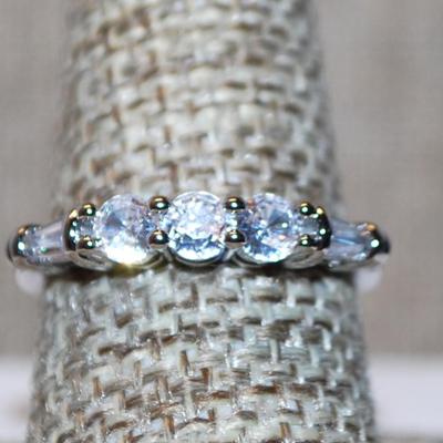Size 9 Wedding/Engagement Marked .925 Style Ring with 3 Round Clear Stones & Accents on a Silver Tone Band (2.6g)