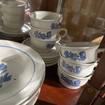 Pfaltzgraff Yorktowne 40 pieces
