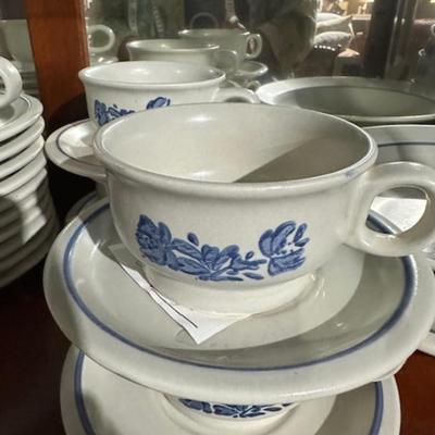 Pfaltzgraff Yorktowne 40 pieces