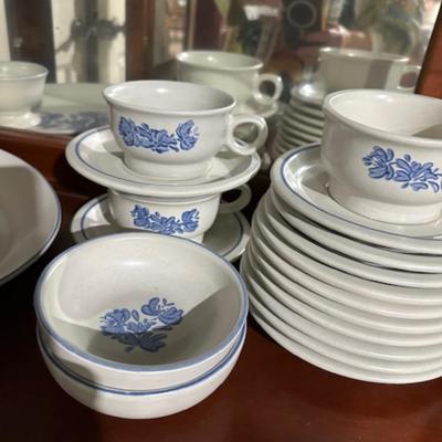 Pfaltzgraff Yorktowne 40 pieces