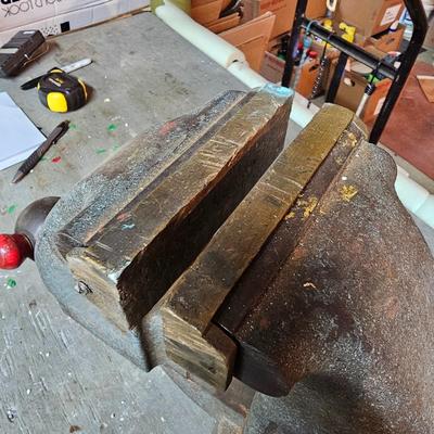 L S Starrett Athol Bench Vise (G-JS)