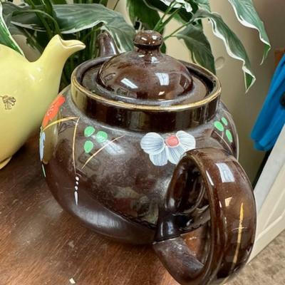 2 vintage tea pots