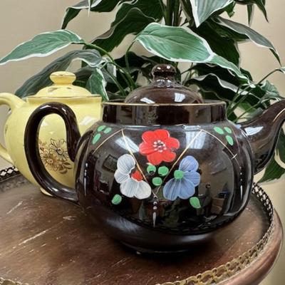 2 vintage tea pots