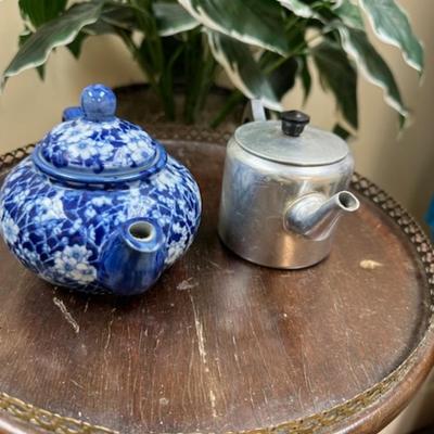 2 tea pot lot