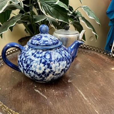 2 tea pot lot