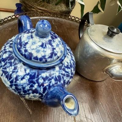 2 tea pot lot
