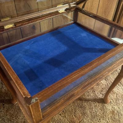 D52-Glass display end table