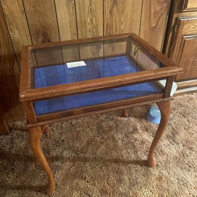 D52-Glass display end table