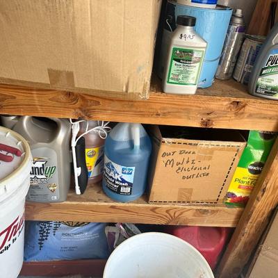 Lot of chemicals / cleaning supplies