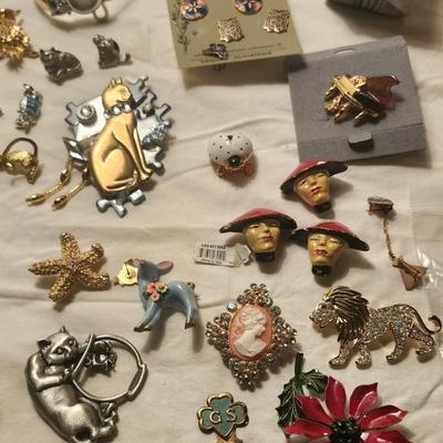 Jewelry lot Some Vintage Jewelry, Souvenir Enamel, Girl Scout BOOKMARK 1950s Green Trefoil