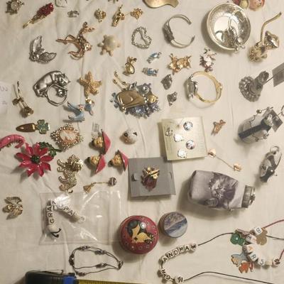Jewelry lot Some Vintage Jewelry, Souvenir Enamel, Girl Scout BOOKMARK 1950s Green Trefoil
