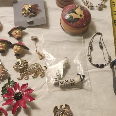 Jewelry lot Some Vintage Jewelry, Souvenir Enamel, Girl Scout BOOKMARK 1950s Green Trefoil