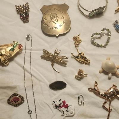 Jewelry lot Some Vintage Jewelry, Souvenir Enamel, Girl Scout BOOKMARK 1950s Green Trefoil