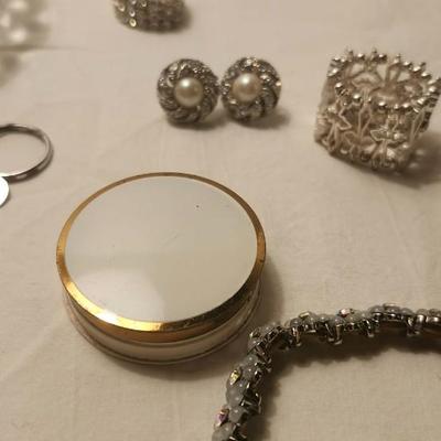 Jewelry lot including Some Vintage Jewelry, 1950'S/60'S FIVE STRAND CHROME BALL