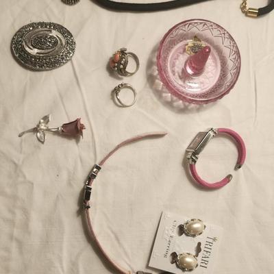 Jewelry lot including Some Vintage Jewelry, Fenton Pink Dusty Rose Color Round Ring Holder