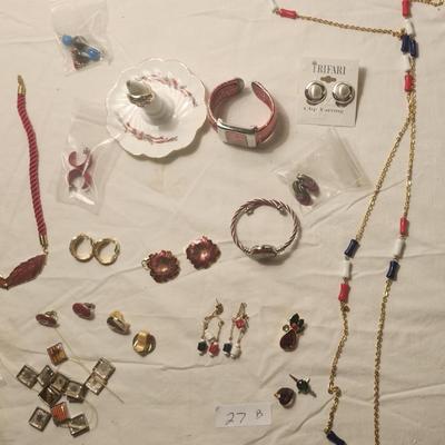 Jewelry lot including Some Vintage Jewelry Vintage Ring Holder, Christmas Theme