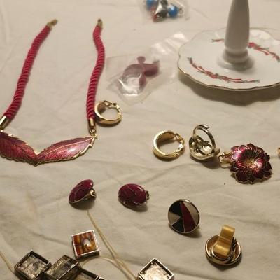 Jewelry lot including Some Vintage Jewelry Vintage Ring Holder, Christmas Theme