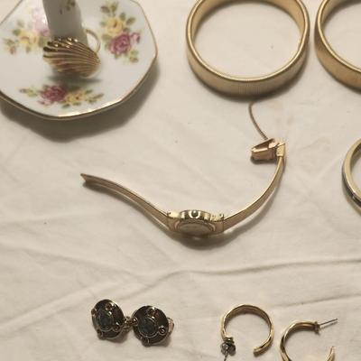 Jewelry lot including Some Vintage Jewelry including Arnex, Timex, Sieko wrist watchses
