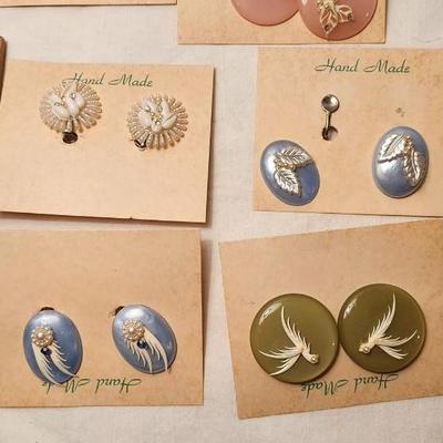 Vintage Mid-CenturySeashell Earrings From The 50s/60s On Their Original Card! Clip earring