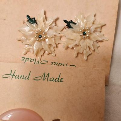 Vintage Mid-CenturySeashell Earrings From The 50s/60s On Their Original Card! Clip earring