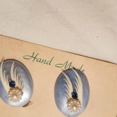 Vintage Mid-CenturySeashell Earrings From The 50s/60s On Their Original Card! Clip earring