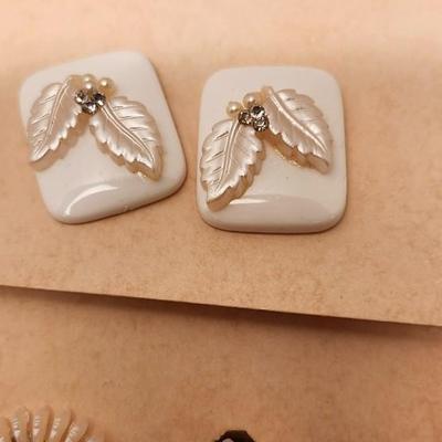 Vintage Mid-CenturySeashell Earrings From The 50s/60s On Their Original Card! Clip earring