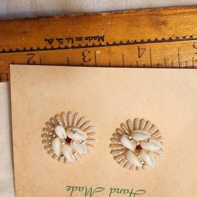 Vintage Mid-CenturySeashell Earrings & necklace From The 50s/60s On Their Original Card! Clips
