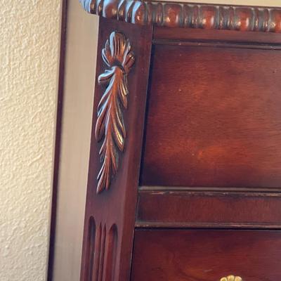 U12- Dresser