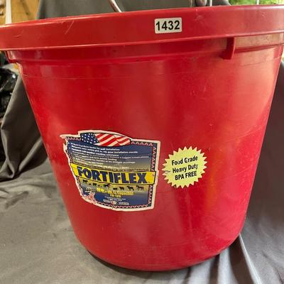 5 gal red bucket