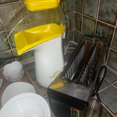 K8-popcorn maker, toaster, white dishware