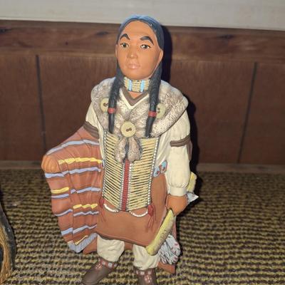 2 ceramic figurines