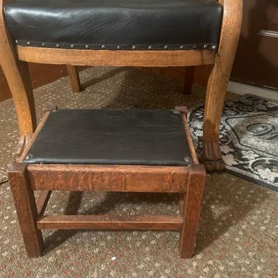 E1-entryway armchair with footstool