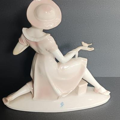 Immaculate 1930's Art Deco Dressel & Kister/Passau signed "horn" blue brush mark Figure