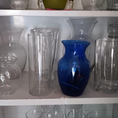 GLASS FLOWER VASES AND A DECANTER