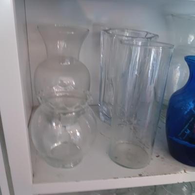 GLASS FLOWER VASES AND A DECANTER