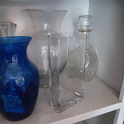 GLASS FLOWER VASES AND A DECANTER