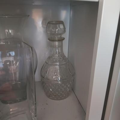 GLASS FLOWER VASES AND A DECANTER