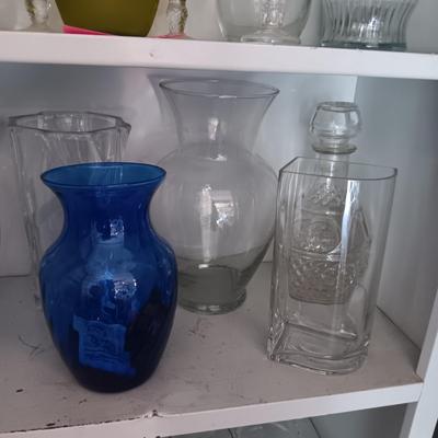 GLASS FLOWER VASES AND A DECANTER