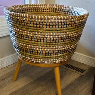 Unique 3 Leg Basket Decor