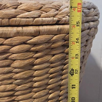 Nice heavy Lid Wicker Basket