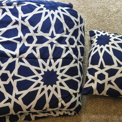 Queen Size Navy & White Comforter & Shams