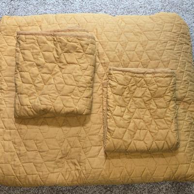 Queen or Full Bedspread & 2 Shams